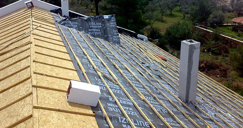 Tire EPDM Kauçuk Çatı – OSB üzerine serilmiş nefes alan su yalıtım örtüsü ve çıtalama
